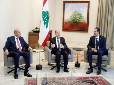 Le président du Parlement libanais, Nabih Berri (à gauche), le président Michel Aoun (au centre) et le nouveau chef du gouvernement, Said Hariri (à droite) au palais présidentiel à Beyrouth le 22 octobre - ANWAR AMRO [POOL/AFP]