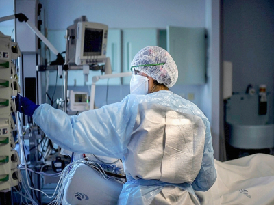 Une soignante s'occupe d'un patient atteint du Covid-19 en unité de soins intensifs à l'hôpital Sao Joao de Porto le 22 octobre 2020 - PATRICIA DE MELO MOREIRA [AFP]