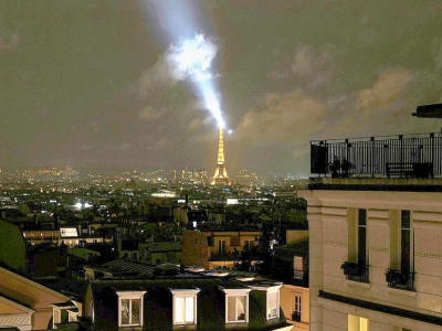 La Tour Eiffel, à Paris, pendant le couvre-feu instauré face à la pandémie de coronavirus, le 20 octobre 2020 - Valery HACHE [AFP]