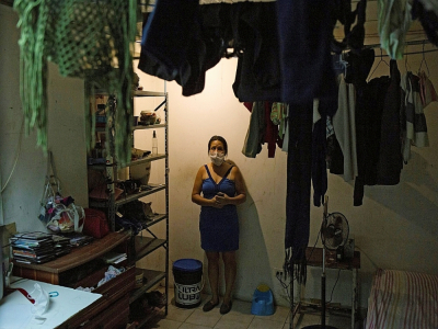 Norelys, 40 ans, debout à côté d'un seau qu'elle utilise comme WC, dans un sous-sol d'un ministère où elle vit à Caracas, le 9 octobre 2020 - Cristian Hernandez [AFP/Archives]