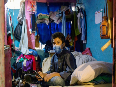 Jonathan Figueroa, 14 ans, assis dans une chambre qu'il partage avec sa mère, dans le sous-sol d'un bâtiment d'un ministère à Caracas, le 9 octobre 2020 - Cristian Hernandez [AFP/Archives]