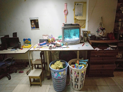 Les affaires de Norelys, essentiellement des jouets pour sa fille, dans un sous-sol d'un ministère où elles vivent, à Caracas, le 9 octobre 2020 - Cristian Hernandez [AFP/Archives]