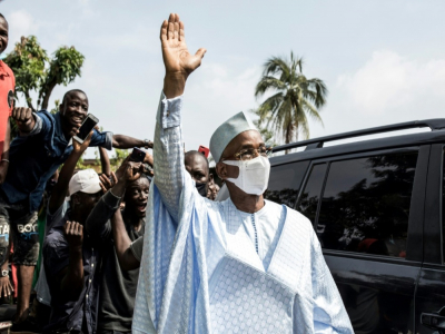 Le candidat de l'opposition à la présidentielle, Cellou Dalein Diallo (c), salue ses partisans, le 19 octobre 2020 à Conakry, en Guinée - JOHN WESSELS [AFP/Archives]