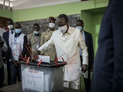 Le président guinéen sortant  Alpha Condé vote pour la présidentielle le 18 octobre 2020 à Conakry - JOHN WESSELS [AFP/Archives]