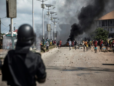 Heurts entre policiers et manifestants après les résultats de la présidentielle, le 21 octobre 2020 à Conakry, en Guinée - JOHN WESSELS [AFP]