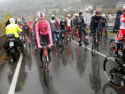 Wilco Kelderman de la Sunweb, avec le maillot rose du leader du Giro, sur la route entre Mornegno and Asti le 23 octobre 2020 en Italie - Luca Bettini [AFP]