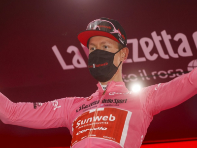 Le Néerlandais Wilco Kelderman conserve son maillot rose à l'issue de la 19e étape du Tour d'Italie, entre Morbegno et Asti, le 23 octobre 2020 - Luca Bettini [AFP]