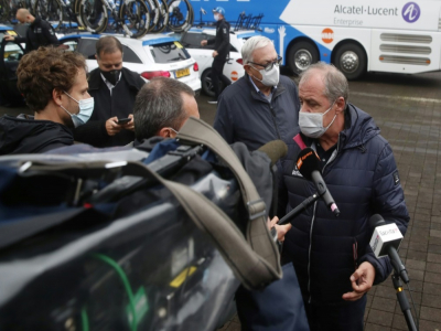 Le directeur du Tour d'Italie, Mauro Vegni (d), interrogé par la presse avant le départ de la 19e étape, à Morbegno, le 23 octobre 2020 - Luca Bettini [AFP]