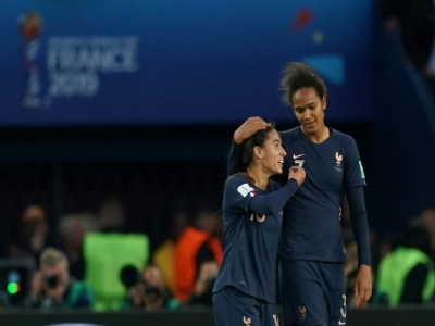 Les titulaires habituelles des Bleues, Wendie Renard (d) et Amel Majri, lors du match de groupes de la Coupe du monde 2019 contre la Corée du Sud, au Parc des Princes, le 7 juin 2019 - Lionel BONAVENTURE [AFP/Archives]