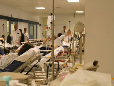Les hôpitaux de Normandie, sur demande de l'Agence régionale de santé, doivent déprogrammer 30 % de leur activité pour permettre de débloquer des lits pour les patients atteint de la Covid-19.