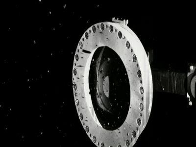 La tête du mécanisme de collecte TAGSAM, au bout du bras de la sonde Osiris-Rex. Des pierres empêchent la fermeture du compartiment - Handout [NASA/AFP]