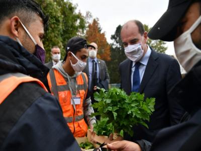 Le Premier ministre Jean Castex (2D) en visite dans un foyer Emmaüs à Epinay-sur-Orge (Essonne), le 24 octobre 2020 - Alain JOCARD [AFP]