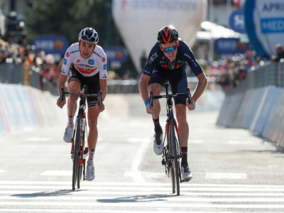 Le Britannique Tao Geoghegan Hart devance l'Australien Jai Hindley sur la ligne d'arrivée de la 20e étape du Tour d'Italie, le 24 octobre 2020 à Sestrières - Luca Bettini [AFP]