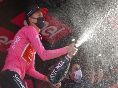 L'Australien Jai Hindley, maillot rose du Tour d'Italie après la 20e étape, le 24 octobre 2020 à Sestrières - Luca Bettini [AFP]