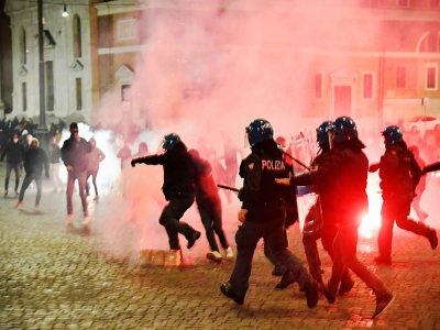 Des policiers face à des proches du parti d'extrême droite Forza Nuova protestant contre le couvre-feu dans le centre de Rome, le 24 octobre 2020 - Andreas SOLARO [AFP]