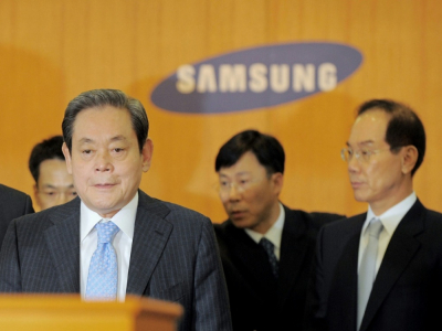 Lee Kun-Hee (g), le 22 avril 2008 au siège de Samsung à Séoul - Jung Yeon-je [AFP/Archives]