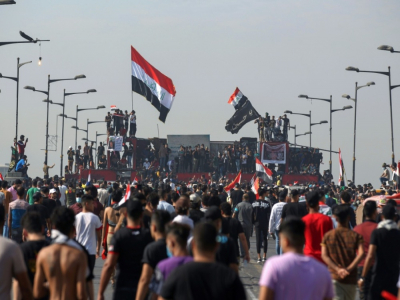 Des Irakiens se rassemblent sur le pont Al-Jumhuriya, à Bagdad, pour le 1er anniversaire des manifestations anti-gouvernementales, le 25 octobre 2020 - AHMAD AL-RUBAYE [AFP]