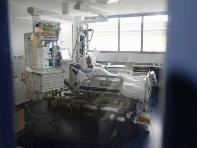Un patient atteint du Covid-19 placé en réanimation au CHU de Strasbourg, le 22 octobre 2020 - FREDERICK FLORIN [AFP]
