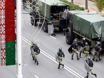 Des forces de l'ordre se mettent en position pour bloquer des manifestants le 25 octobre 2020 à Minsk - - [AFP]