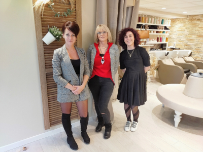 Mylène Soyer (à gauche), accompagnée de sa binôme en coiffure Elise (à gauche) et de Karen (au centre) qui s'occupe de l'esthétique, accueillent leurs clients au Clos Beaumois depuis le 17 août. - Mathieu Marie