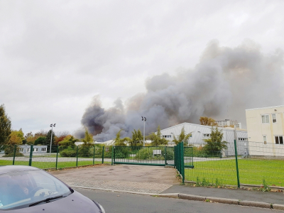 Il aura fallu deux jours - samedi 24 et dimanche 25 octobre - pour maîtriser totalement l'incendie qui a détruit un entrepôt désaffecté du Havre, dans le quartier de Caucriauville.  - Célia Caradec
