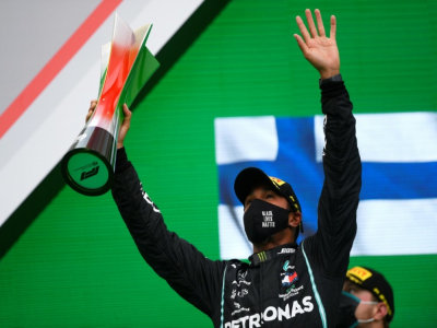 Le pilote britannique Lewis Hamilton célèbre sa victoire au GP de F1 de Portimao, au Portugal, le 25 octobre 2020 - RUDY CAREZZEVOLI [POOL/AFP]