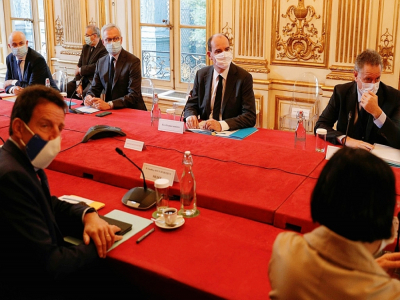 Le Premier ministre Jean Castex (C) reçoit les partenaires sociaux, le 26 octobre 2020 à Paris - GEOFFROY VAN DER HASSELT [AFP]