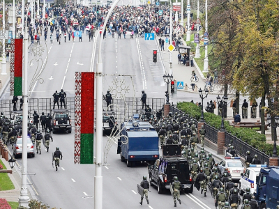 Des policiers anti-émeute bloquent une rue pendant une manifestation à Minsk, le 25 octobre 2020 - - [AFP]