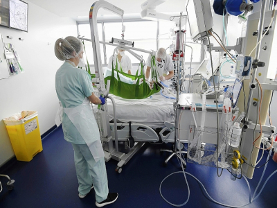 Une salle de réanimation pour un patient atteint du Covid-19 dans une unité d'urgence de l'hôpital universitaire de Strasbourg, le 22 octobre 2020 - FREDERICK FLORIN [AFP]