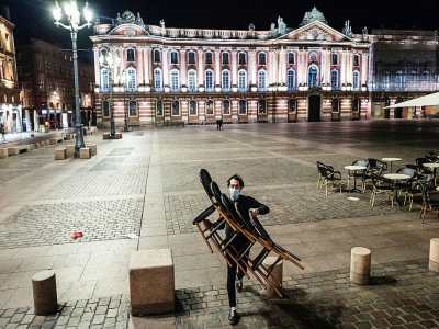 Evacuation des tables et chaises des terrasses à l'approche du couvre-feu place du Capitole à Toulouse, le 24 octobre 2020 - Fred SCHEIBER [AFP]