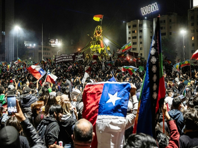 Liesse sur la Plaza Italia de Santiago après les résultats du référendum, le 25 octobre 2020 - Pedro Ugarte [AFP]