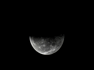 Il y aurait encore plus d'eau que ce que l'on pensait sur la Lune, piégée sous forme de glace dans une multitude de micro-cratères, ce qui représente une ressource potentielle pour les futures missions spatiales - Luis ACOSTA [AFP/Archives]