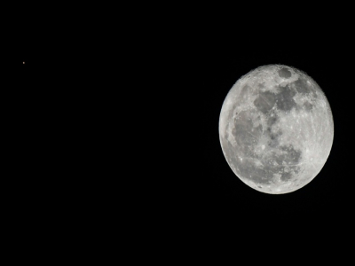 Il y aurait encore plus d'eau que ce que l'on pensait sur la Lune, piégée sous forme de glace dans une multitude de micro-cratères, ce qui représente une ressource potentielle pour les futures missions spatiales - Luis Acosta [AFP/Archives]