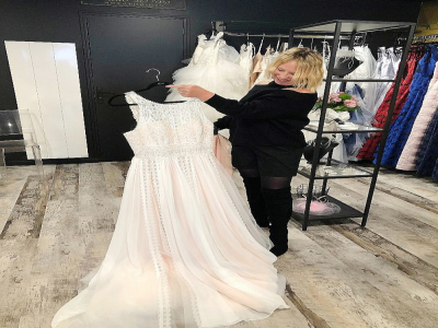 Nadine Palluel dévoile une des robes proposées dans sa boutique à Caen "Un amour, une histoire". - Justine Tariel