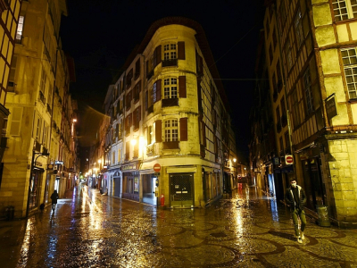 Les rues de Bayonne (Pyrénées-Atlantique) vides après l'heure de couvre-feu le 26 octobre 2020 - GAIZKA IROZ [AFP]