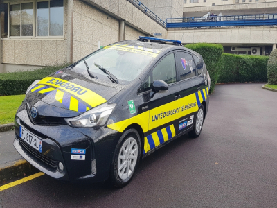 Le véhicule de l'unité d'urgence de télémédecine, stationné à l'hôpital de Saint-Lô, permet à un secouriste de se rendre au domicile d'un patient et de réaliser un premier bilan médical.