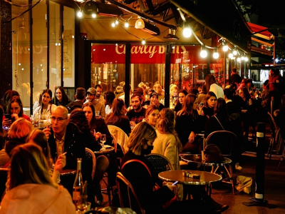 Des terrasses de bars à Paris avant l'heure du couvre-feu le 26 octobre 2020 - Ludovic MARIN [AFP]