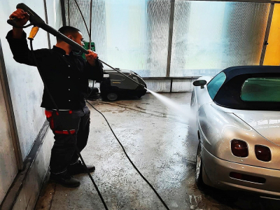 Les élèves du lycée des métiers Marcel-Sembat à Sotteville-lès-Rouen réalisent de vraies prestations de nettoyage, sur des véhicules déposés par des particuliers.
