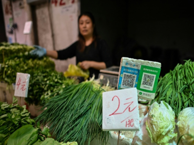 Des codes QR pour payer les achats sur un marché de Shanghai, le 27 octobre 2020 - Hector RETAMAL [AFP]