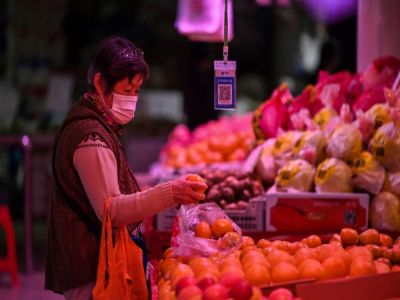 Un code QR pour payer les achats dans un marché de Shanghai, le 27 octobre 2020 - Hector RETAMAL [AFP]