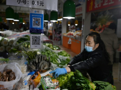 Un code QR pour payer les achats dans un marché de Pékin, le 27 octobre 2020 - GREG BAKER [AFP]