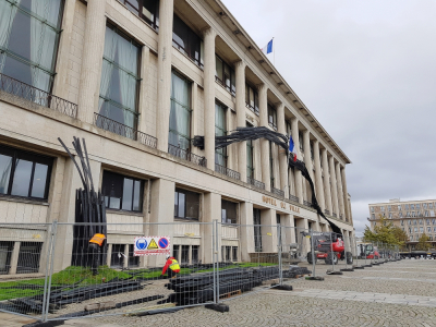 L'œuvre de Rainer Gross sur la façade de l'hôtel de ville du Havre est en cours de démontage ce mardi 27 octobre.