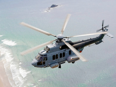 L'hélicoptère Caïman de la Maine nationale a été engagé ce mardi 27 octobre pour une opération de recherche d'un kitesurfeur. - Prémar