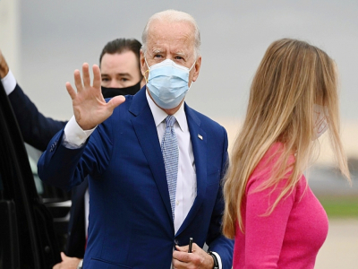 Le candidat démocrate Joe Biden à l'aéroport de New Castle pour se rendre en Georgie, le 27 octobre 2020 - JIM WATSON [AFP]