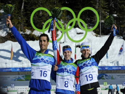(g à d) Martin Fourcade, en argent, le Russe Evgeny Ustyugov, en or, et le Slovaque Pavol Hurajt, en bronze, sur le podium de la mass start des Jeux de Vancouver, le 21 février 2010 - Franck FIFE [AFP/Archives]