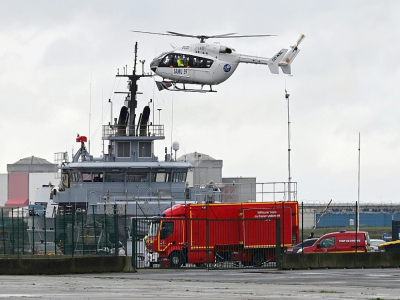 Un hélicoptère du Samu atterrit à Dunkerque après le décès de quatre migrants dans le naufrage d'un bateau en route vers les côtes anglaises, le 27 octobre 2020 - Denis CHARLET [AFP]