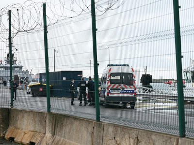 Des policiers au port de Dunkerque après le décès de quatre migrants dans le naufrage d'un bateau en route vers les côtes anglaises, le 27 octobre 2020 - Denis CHARLET [AFP]