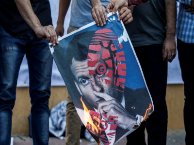 Des membres du Hamas brûlent le portrait du président français Emmanuel Macron, à Gaza le 27 octobre 2020 - MAHMUD HAMS [AFP]