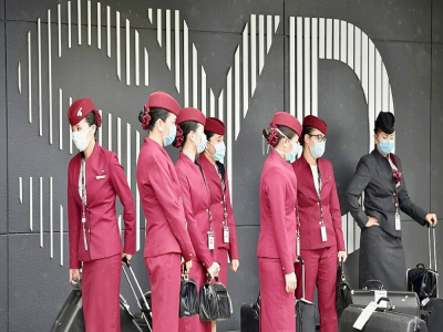 Des hôtesses de l'air arrivant à l'aéroport international de Sydney le 2 avril 2020 - PETER PARKS [AFP/Archives]