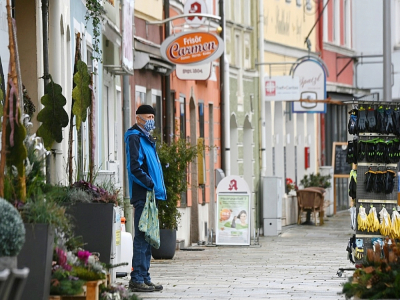 Un homme masqué dans les rues de Pfarrkirchen, en Bavière (Allemagne) le 27 octobre 2020 - Christof STACHE [AFP]